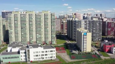 Mavi gökyüzü manzaralı büyük apartmanlar