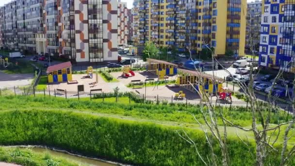 Aire de jeux avec équipement pour les petits enfants vue d'oiseau — Video