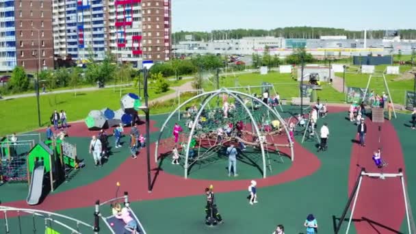 Niños y padres juegan en el parque infantil en vista aérea del parque — Vídeos de Stock