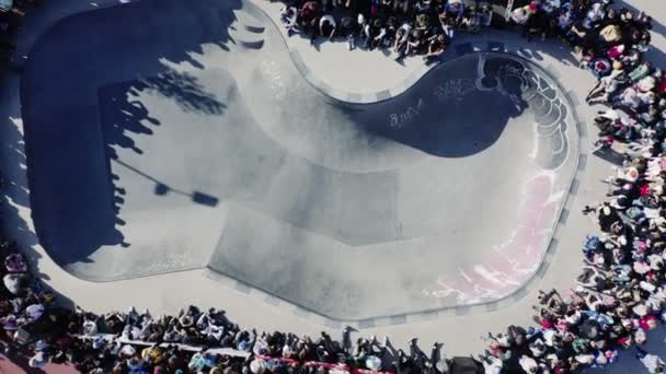 Camera sorge sopra skate pool e spettatori folla nel parco — Video Stock