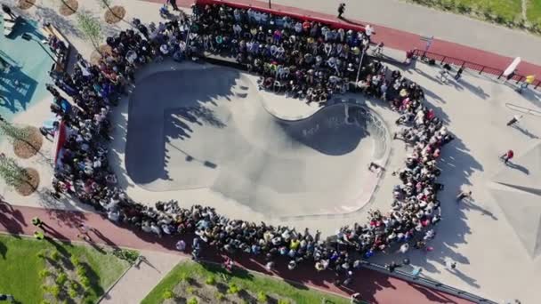 Patineur tombe en faisant cascade dans la piscine à la compétition aérienne — Video