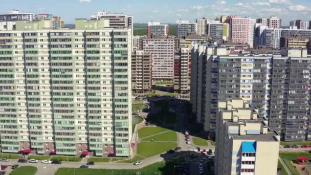 Hof mit Rasenflächen und Autos in der Nähe von Mehrfamilienhäusern obere Ansicht — Stockvideo