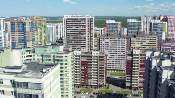 Комфортабельный район с высотными зданиями с видом на птичий глаз — стоковое видео