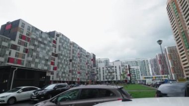 Gökyüzüne karşı güzel apartman binaları alçak açılı çekim