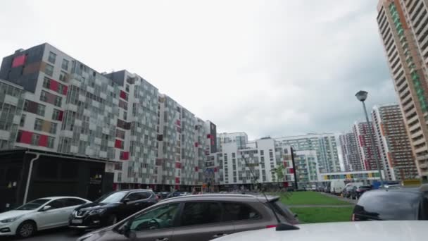 Hermosos edificios de apartamentos contra cielo plano de ángulo bajo — Vídeo de stock