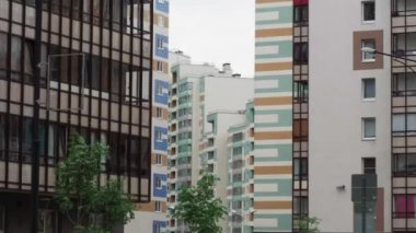 Rüzgârla sallanan ağaçlar apartmanlara karşı ağır çekimde