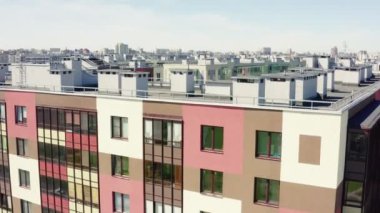 konut binasının çatısından oyun parkına havadan hareket