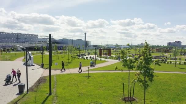 Miejski ogród z spacerujących ludzi na słoneczny dzień widok z powietrza — Wideo stockowe