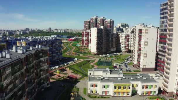 Jardín de infancia y campo de deportes en la nueva vista de pájaro del distrito — Vídeos de Stock