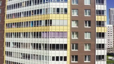 Renkli binadan bahçeye oyun parkıyla hava hareketi