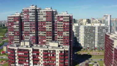 Gökyüzüne karşı yeni bölgede güzel apartmanlar