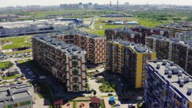 alışveriş merkezi yakınlarındaki konut bloğu ve çok katlı binalar