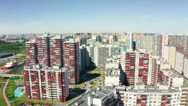 Bloque de vivienda con nuevos edificios contra el cielo azul aéreo — Vídeo de stock