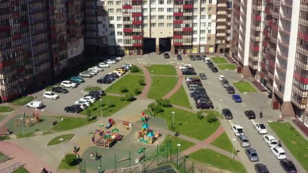 Parque infantil seguro cerca de cómodos edificios de varios pisos aérea — Vídeo de stock