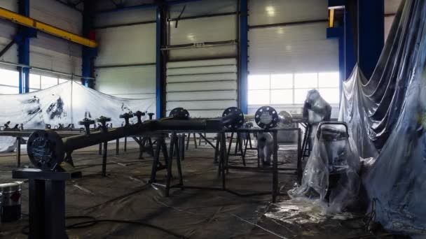 Mitarbeiter mit Sprayern streichen Pipeline in Werkstatt im Zeitraffer — Stockvideo