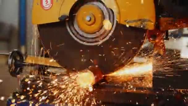 Coupe de tuyaux métalliques avec scie mécanique à la construction de l'usine — Video