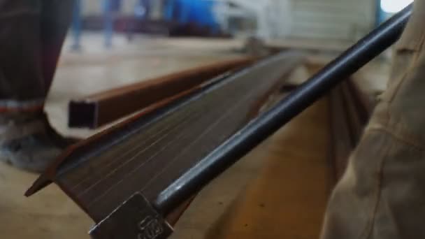 employés tournent faisceau à raffinerie usine construction gros plan 