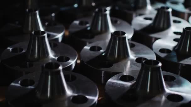 Flenzen voor het aansluiten van pomp machine en buizen op tafel — Stockvideo