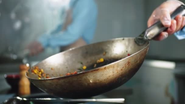 Vrouw kookt groenten met vlees in koekenpan slow motion — Stockvideo