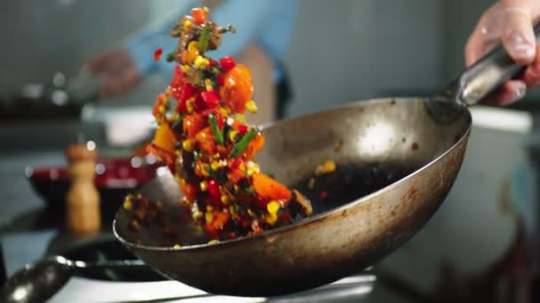 Chef mélange jeter la viande de légumes sur la cuisinière au ralenti — Video