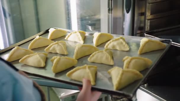 Wanita menempatkan pie ke kompor listrik di toko roti gerak lambat — Stok Video