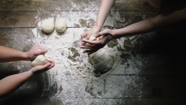 女性は木製のテーブルの上のパンのための生地をこねる遅い動き — ストック動画