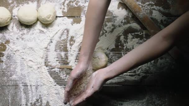 Bäcker macht Kugel aus frischem Teig von oben auf den Tisch — Stockvideo