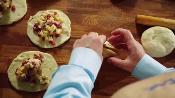 Chef faz torta com salsicha e queijo closeup câmera lenta — Vídeo de Stock
