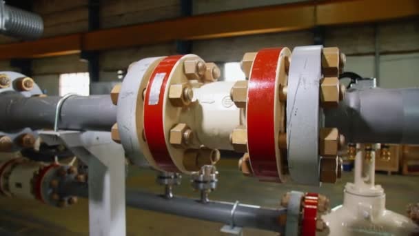 Рух до підключення насосної системи на заводі крупним планом — стокове відео
