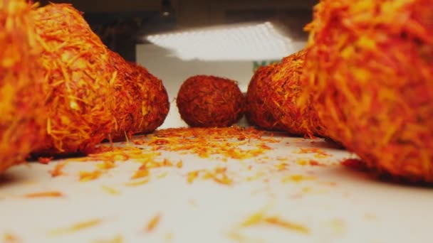 Oosterse koekjes met hagelslag op bakplaat van dichtbij bekijken — Stockvideo