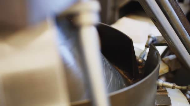 Werkzeugmaschine transportiert Rohbrot in Bäckerei — Stockvideo