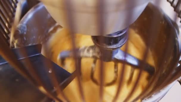 Машина замішує свіже тісто в хлібопекарській майстерні крупним планом — стокове відео