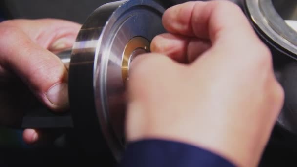 Homem monta novo detalhe para controle skid em planta closeup — Vídeo de Stock