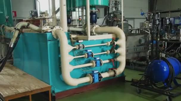 Vezérlő csúszda szekrény csővezetékrendszerrel a műhelyben — Stock videók