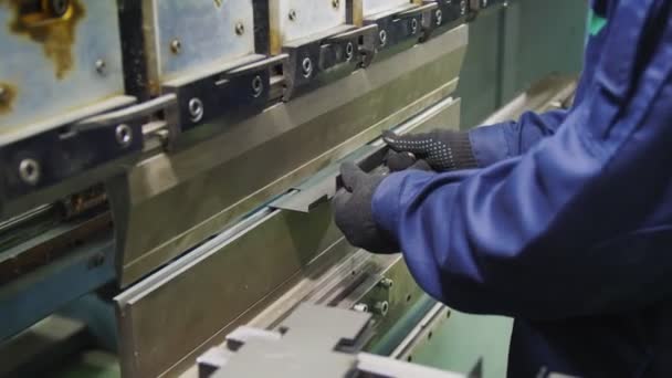 Arbeiter biegt Details mit Werkzeugmaschine in Werkstatt-Nahaufnahme — Stockvideo