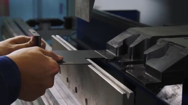 Yetenekli bir çalışan, atölyede metal parçaları makineyle büker. — Stok video