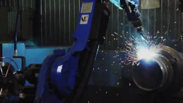 Robotermaschine schweißt Metallteile in Produktionsanlage — Stockvideo