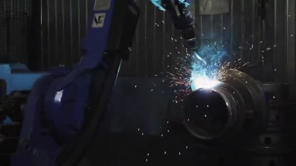 Автоматизована машина зварює металеву трубку в цеху заводу. — стокове відео