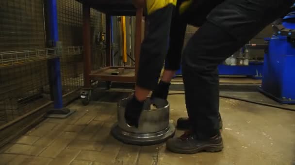 Werknemer neemt metalen deel en zet op stand in werkplaats — Stockvideo