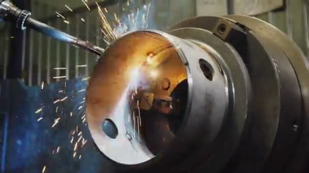 Machine tool turns detail under flame of welding machine — Stock Video