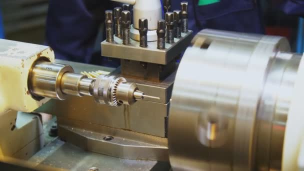 Trabajador limpia la máquina de perforación antes de usar en el taller — Vídeos de Stock