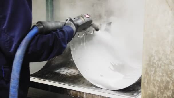 Εργάτης καθαρίζει μεταλλικά μέρη με νερό και ατμό στο εργαστήριο — Αρχείο Βίντεο