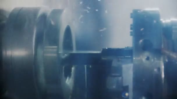 Токарный станок работает с деталями при охлаждении воды на заводе — стоковое видео