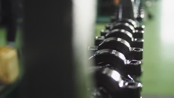 Ряд металевих деталей на стелажі у виробничому цеху заводу — стокове відео