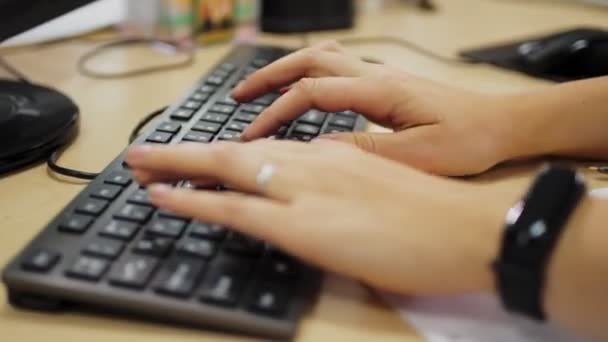 Vrouw werkt met computer en detail tekening aan houten tafel — Stockvideo