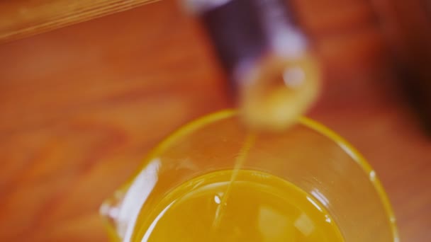 Olio di pinoli versando nel becher dall'estrattore vista superiore — Video Stock