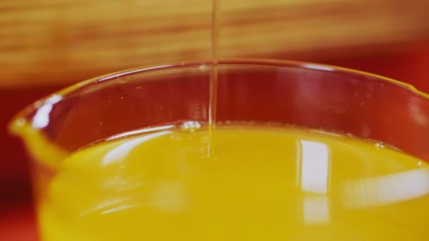 紧凑型压榨机松果油灌装烧杯 — 图库视频影像