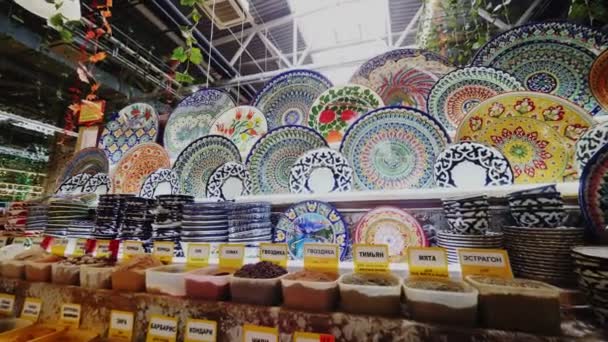 Exhibición con especias aromáticas y hermosos platos en el mercado — Vídeos de Stock