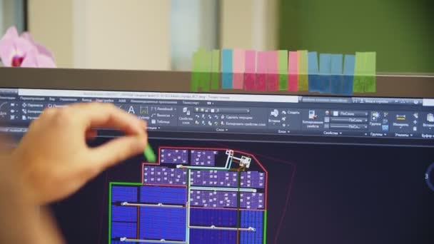 Férfi tesz színes matrica a számítógép panel irodai közelkép — Stock videók