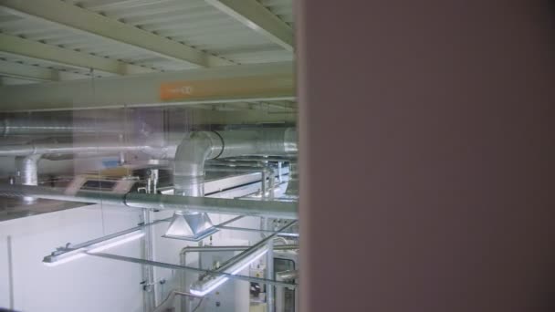 Werkzeugmaschinen arbeiten in der Werkstatt für Solarmodule — Stockvideo